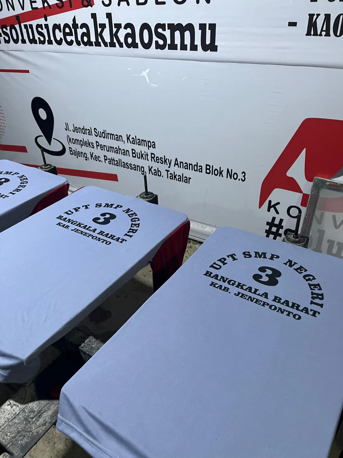 Contoh hasil sablon pada pakaian seragam di workshop AJM