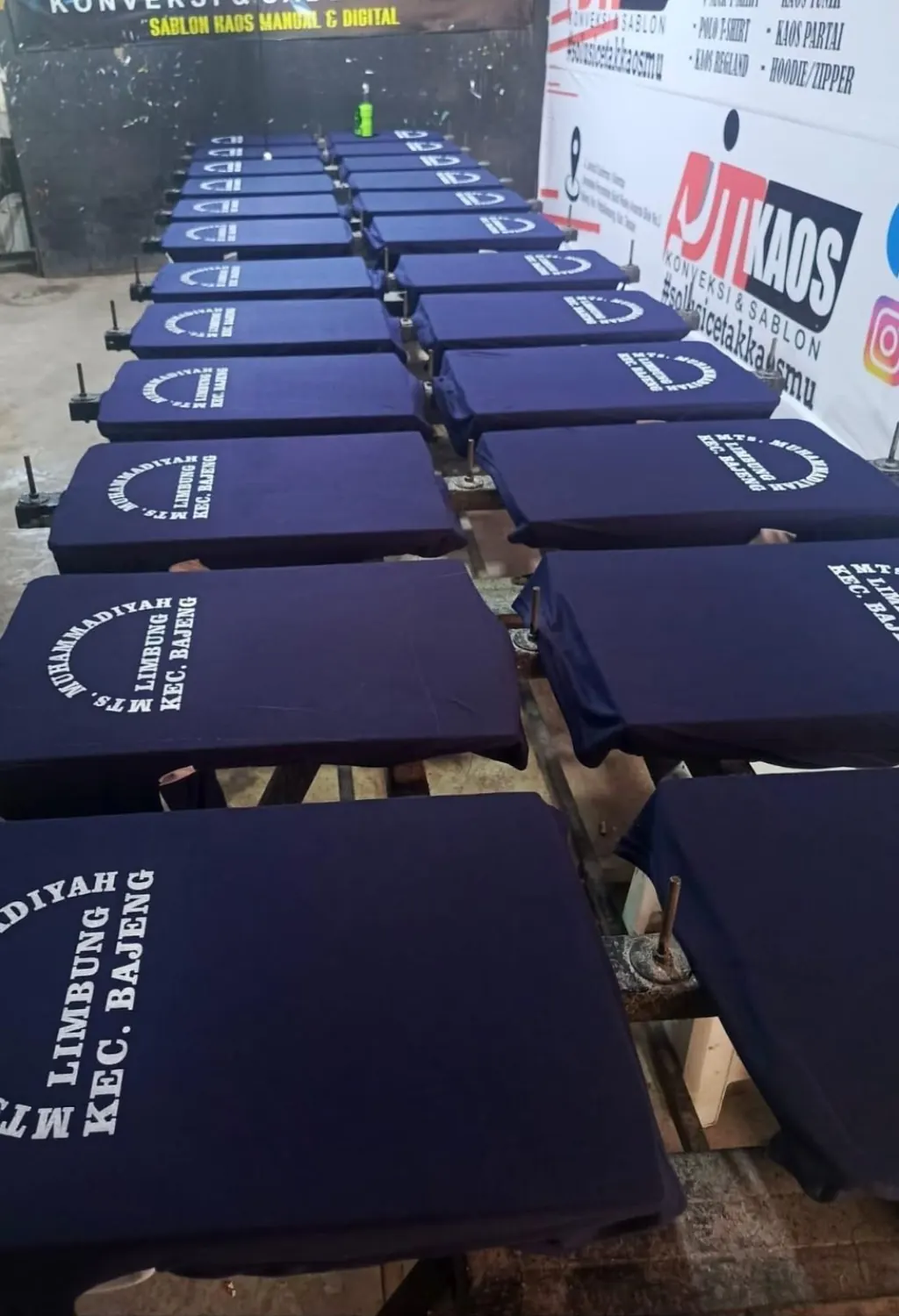 Deretan kaos biru hasil sablon di workshop AJM Konveksi