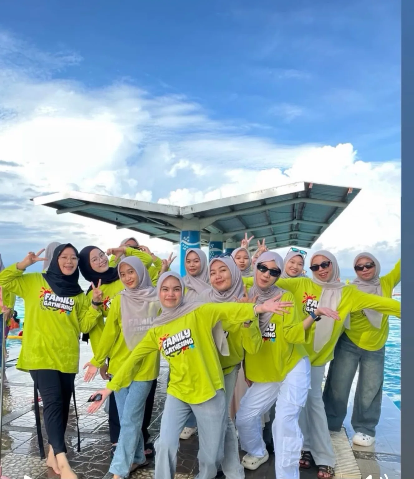 Foto bersama tim AJM Konveksi mengenakan kaos acara berwarna hijau terang